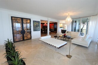 8665 Bay Colony Dr in Naples, FL - Building Photo - Building Photo