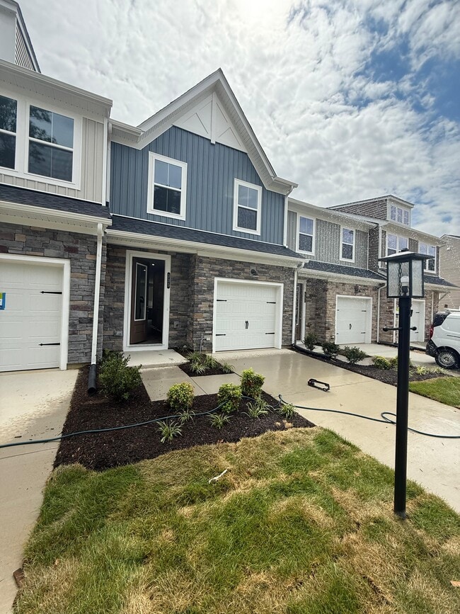 553 McCormick Farm Pl in Glen Allen, VA - Building Photo - Building Photo