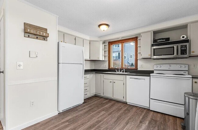 270 Sunderland Rd in Worcester, MA - Building Photo - Building Photo