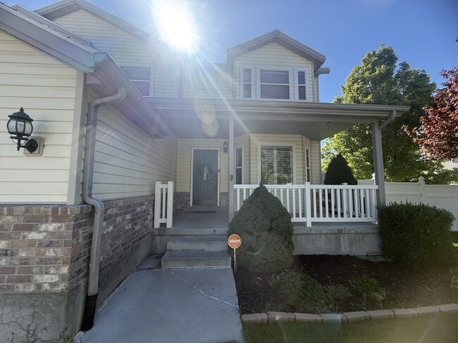 137 Stern Ct in Stansbury Park, UT - Foto de edificio - Building Photo