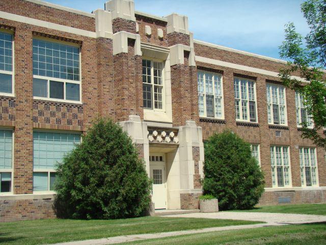 Alcott Manor in Grand Forks, ND - Building Photo