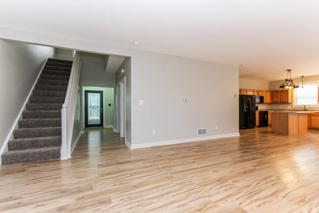 9718 Rhodes Ln in Avon, IN - Foto de edificio - Building Photo