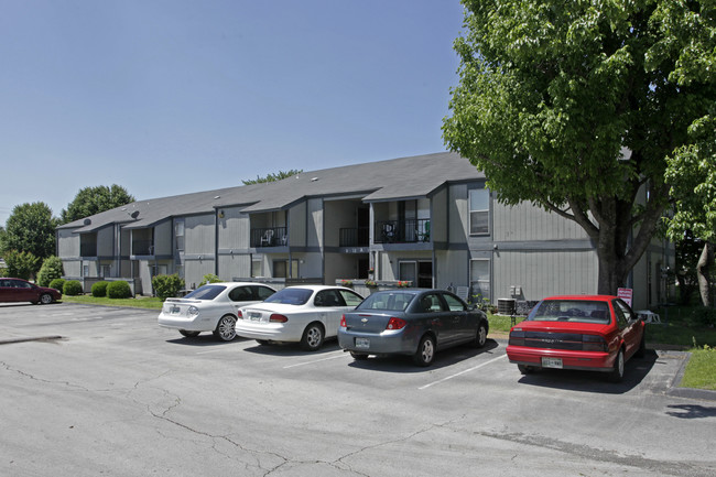 Foxwood Apartments in Columbia, TN - Building Photo - Building Photo