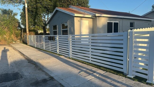 property at 712 W 20th St