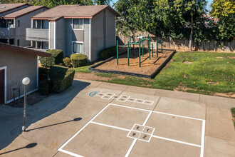 Sunflorin Village in Sacramento, CA - Foto de edificio - Building Photo