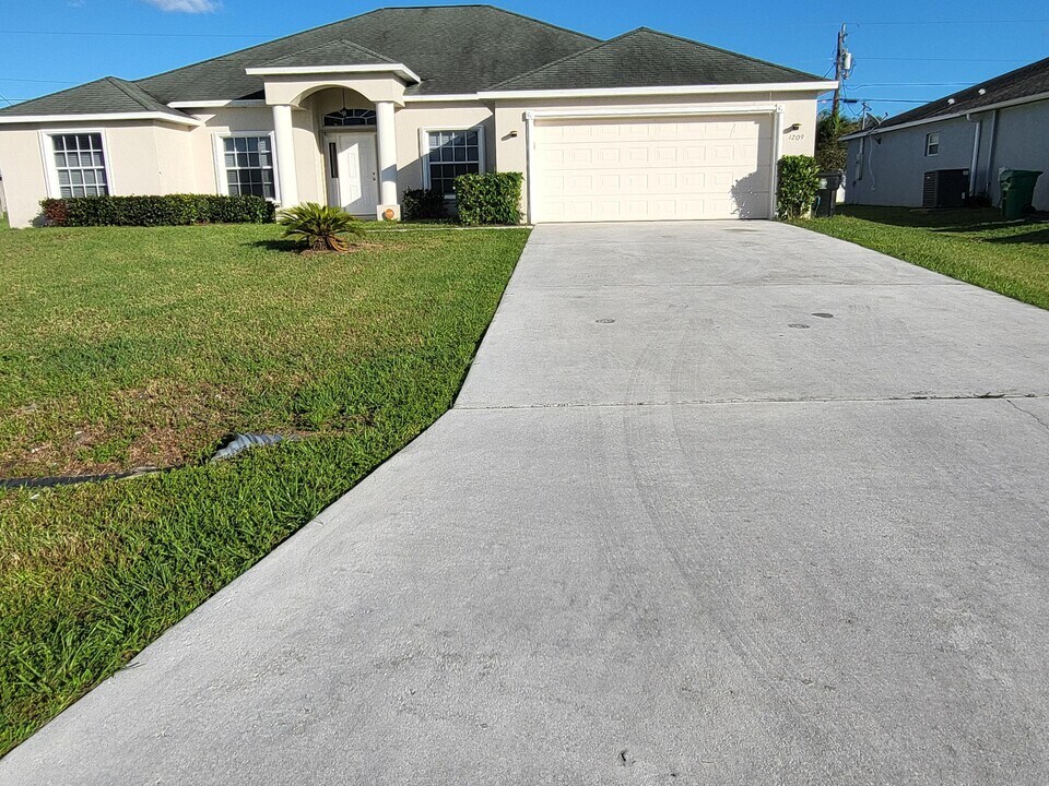 4209 SW Whitebread Rd in Port St. Lucie, FL - Building Photo