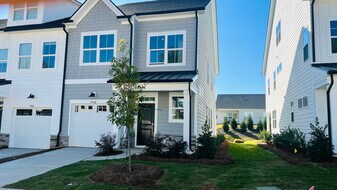 Room in Townhome on Munsing Dr in Charlotte, NC - Building Photo