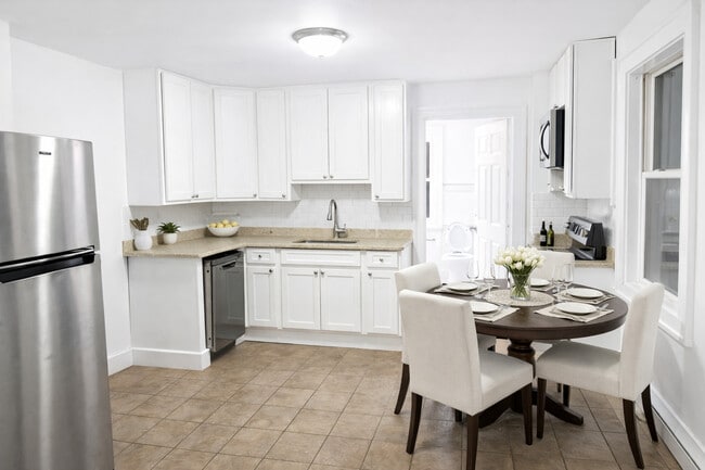 10 Balmforth Ave in Danbury, CT - Foto de edificio - Building Photo