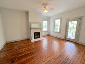 538 E Waldburg St-Unit -Unit B in Savannah, GA - Foto de edificio - Building Photo