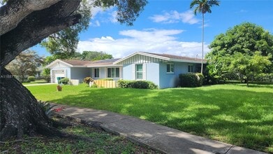 9041 SW 88th St in Miami, FL - Foto de edificio - Building Photo