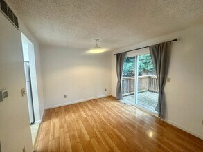 AK Duplex, Unit 20th Ave NE (19659) in Shoreline, WA - Building Photo - Building Photo