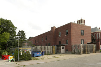 Carrier Crest Apartments in Grand Rapids, MI - Building Photo - Building Photo