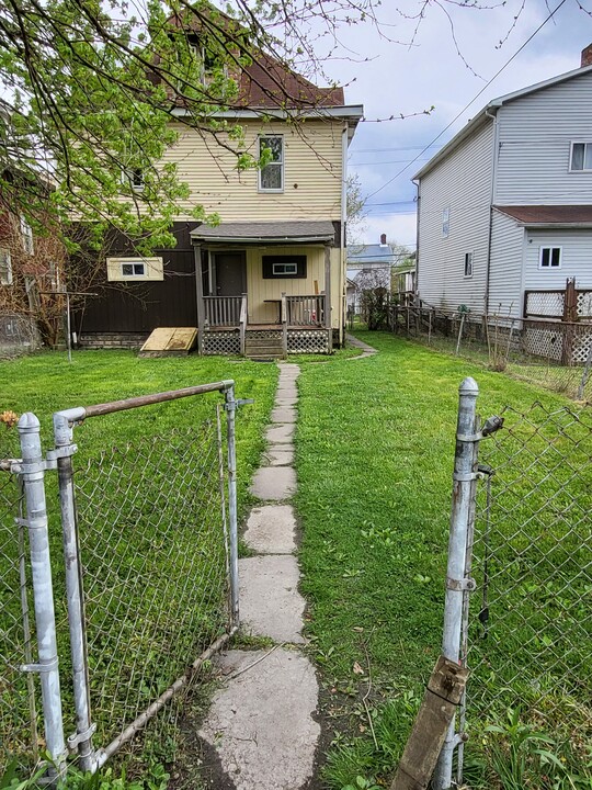 95 Connellsville St, Unit Second floor in Uniontown, PA - Building Photo