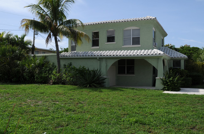 4241 N Ocean Blvd in Fort Lauderdale, FL - Foto de edificio - Building Photo