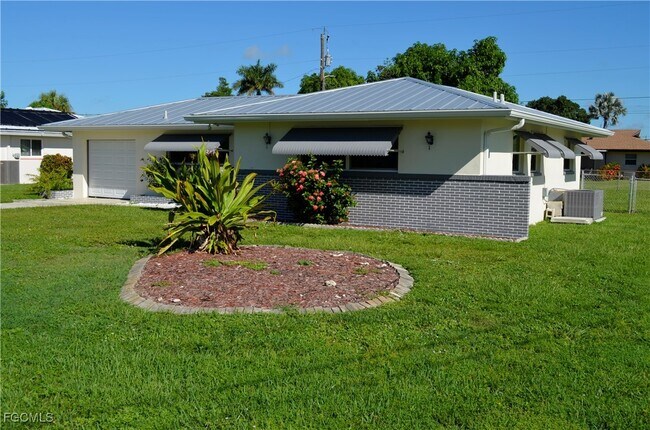 451 Monterey Ave in Cape Coral, FL - Foto de edificio - Building Photo