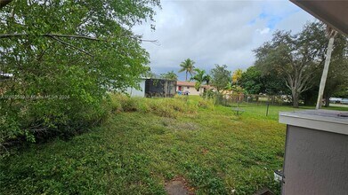 5013 SW 22nd St in West Park, FL - Foto de edificio - Building Photo