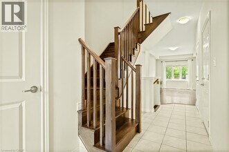 6 Chestnut Dr in Grimsby, ON - Building Photo - Building Photo