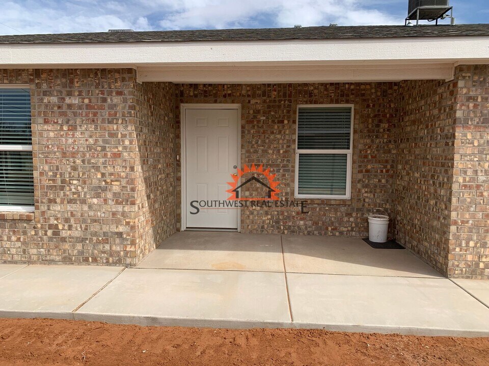 1208 W Manana Blvd in Clovis, NM - Building Photo