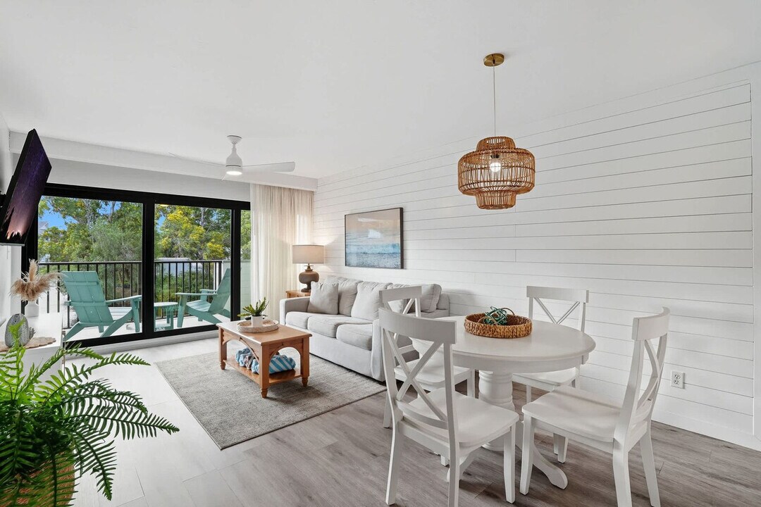 600 Neapolitan Way in Naples, FL - Foto de edificio