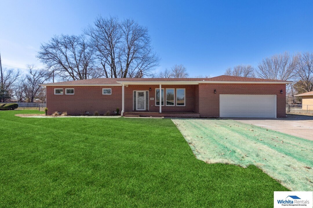 2351 N Roosevelt Ct in Wichita, KS - Building Photo