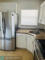 8220 Sunrise Lakes Blvd in Sunrise, FL - Building Photo