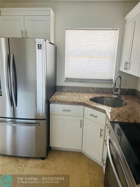 8220 Sunrise Lakes Blvd in Sunrise, FL - Building Photo