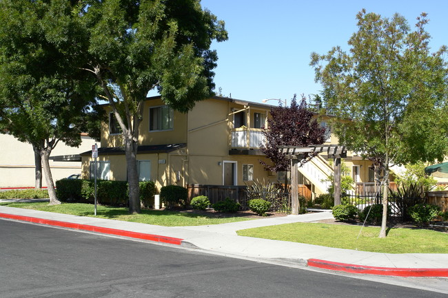 1317-1385 Willow Rd in Menlo Park, CA - Foto de edificio - Building Photo