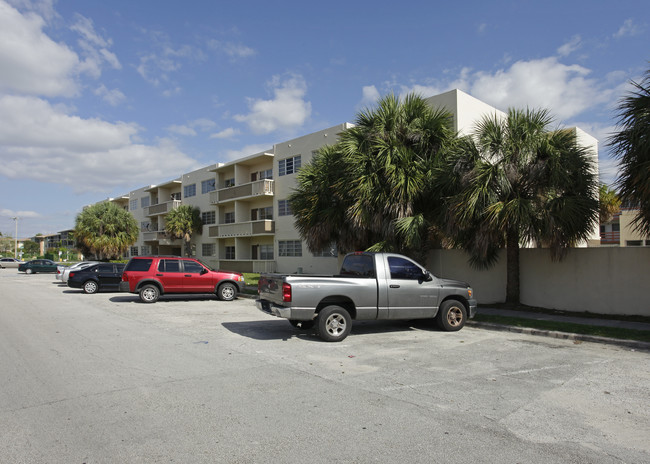 Bristol House Apartments in North Miami Beach, FL - Building Photo - Building Photo