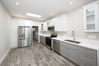 498 S Marengo Ave in Pasadena, CA - Foto de edificio - Building Photo