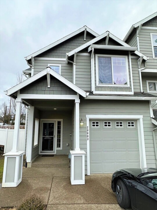 20003 Hoodview Ct in West Linn, OR - Building Photo