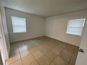 2390 Coral Springs Dr in Coral Springs, FL - Foto de edificio - Building Photo