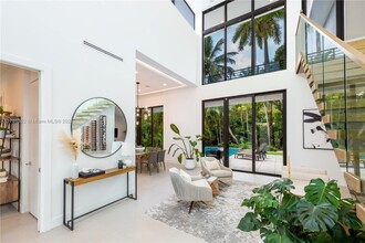 2550 Overbrook St in Miami, FL - Foto de edificio - Building Photo