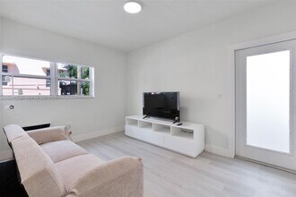 1228 Pennsylvania Ave in Miami Beach, FL - Building Photo - Building Photo