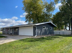 575 Juniper St in North Liberty, IA - Building Photo - Building Photo