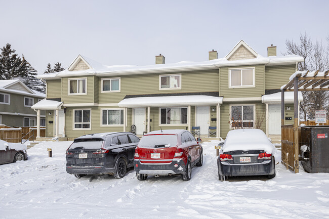 137 Deerfield Dr SE in Calgary, AB - Building Photo - Building Photo