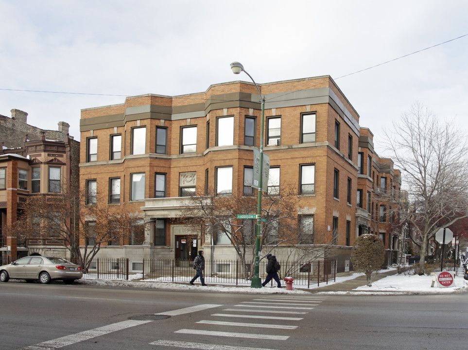 900 W Addison St in Chicago, IL - Foto de edificio