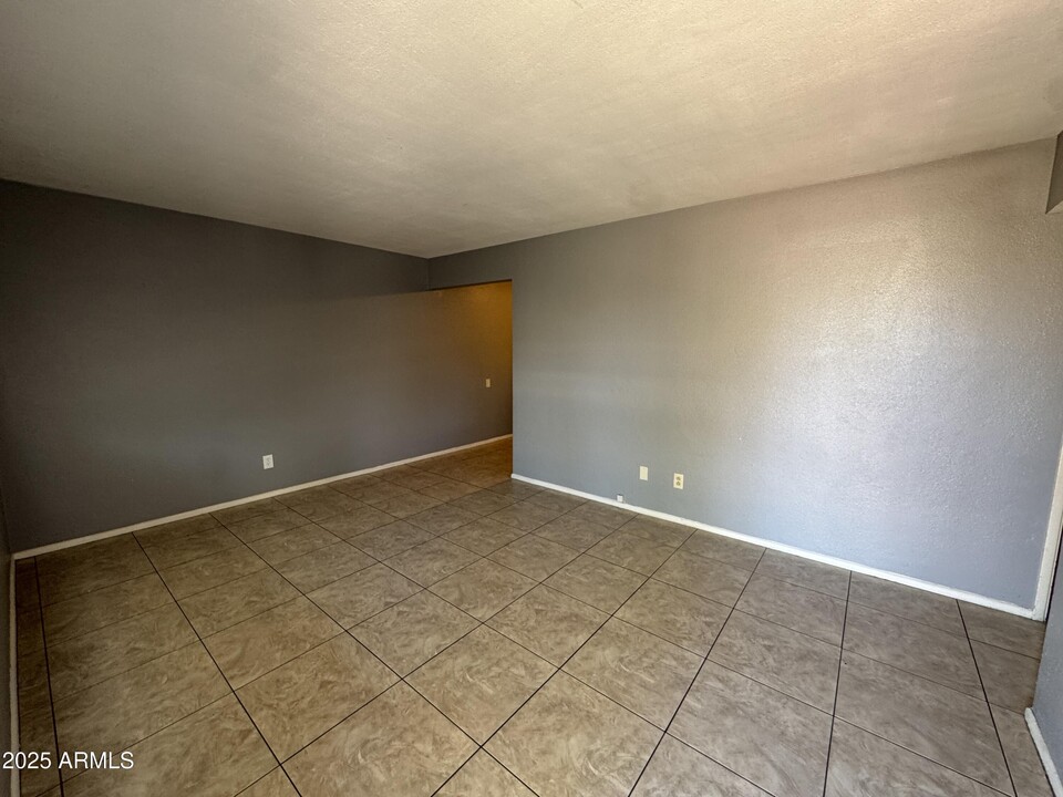 625 E Broadway Rd in Tempe, AZ - Foto de edificio
