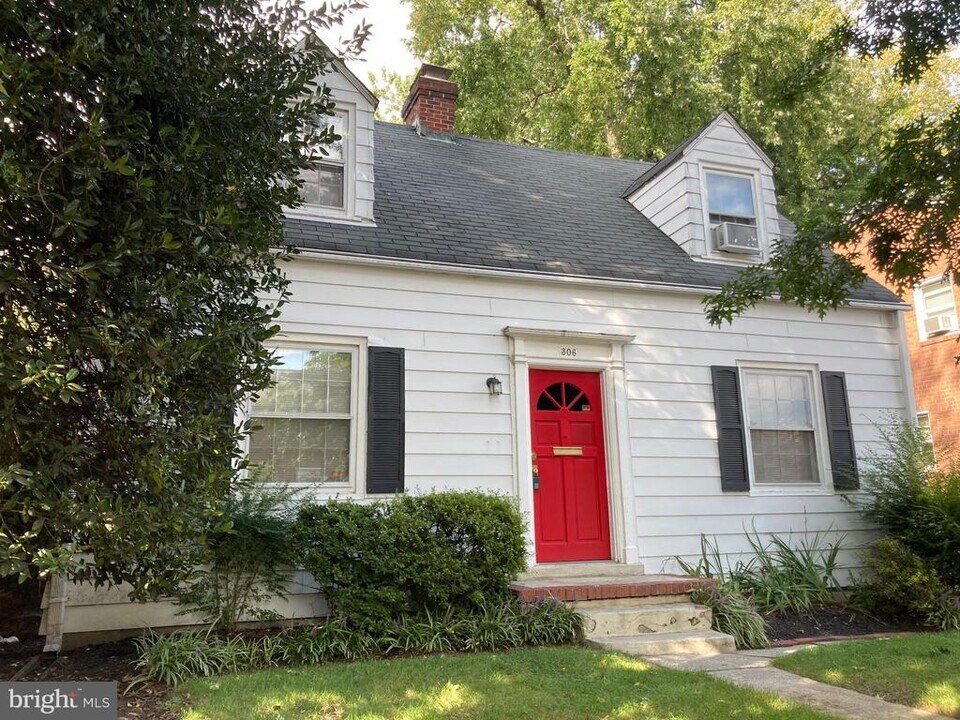 306 E Oak St in Alexandria, VA - Building Photo