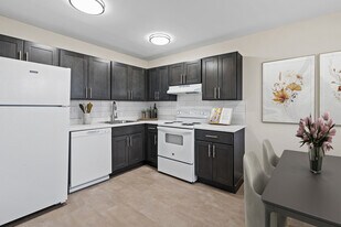 Malcolm Gardens in North Plainfield, NJ - Building Photo