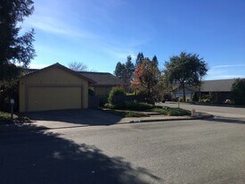 240 Albert Ct in Healdsburg, CA - Building Photo