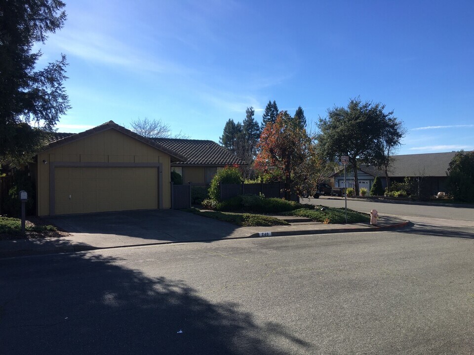 240 Albert Ct in Healdsburg, CA - Building Photo