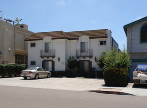 1021 Essex St in San Diego, CA - Foto de edificio - Building Photo