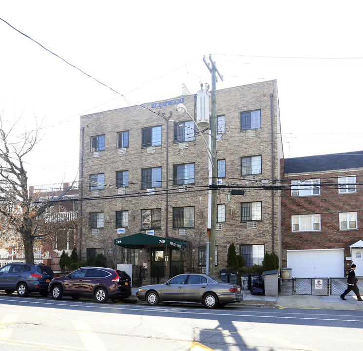 740 E 222nd St in Bronx, NY - Building Photo