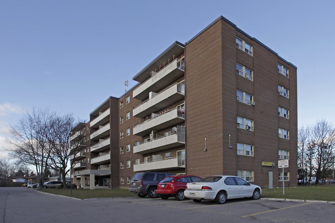 Roxdin Court in Mississauga, ON - Building Photo