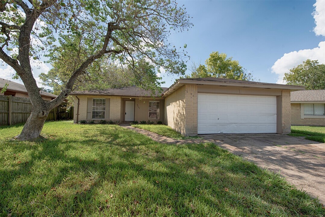 4843 Beechaven St in Houston, TX - Building Photo