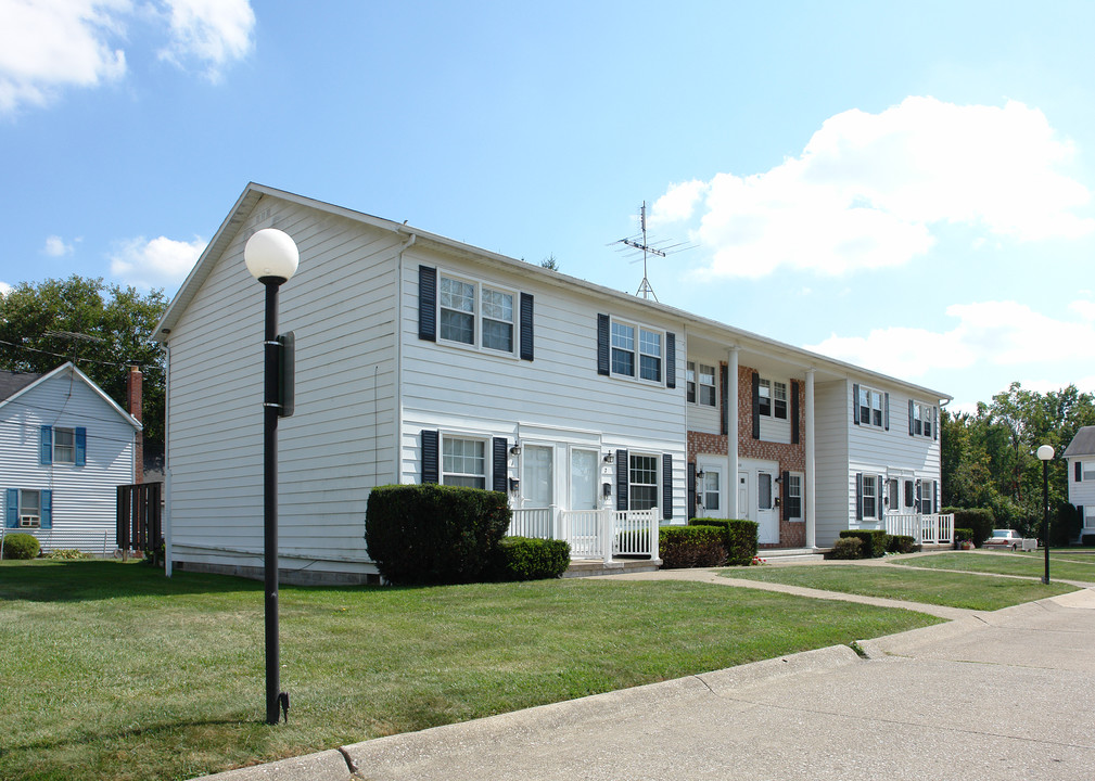 173-185 Mills St in Wadsworth, OH - Building Photo