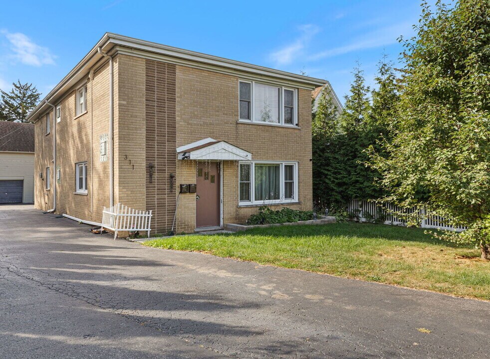 311 Maple Ave in Downers Grove, IL - Building Photo