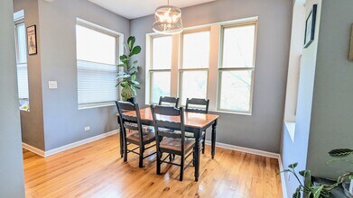 3719 W Byron St in Chicago, IL - Building Photo - Building Photo