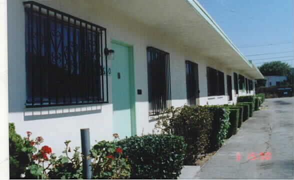 630-632 1/2 W Imperial Hwy in Los Angeles, CA - Building Photo