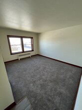 5729 W Lincoln Ave, Unit 4 in West Allis, WI - Building Photo - Building Photo